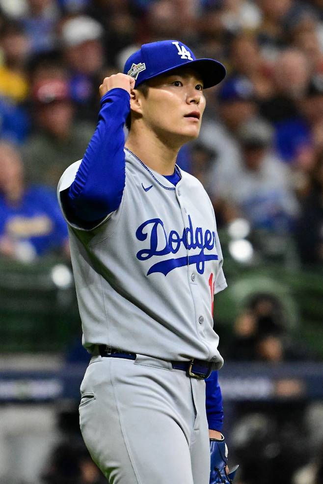 LA다저스의 일본인 선발투수 야마모토 요시노부가 삼진을 빼앗은 뒤 주먹을 불끈 쥐면서 기뻐하고 있다. 사진=AFPBBNews