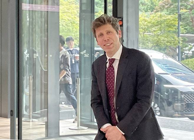 오픈AI의 샘 올트먼 최고경영자(CEO)가 최태원 SK그룹 회장과 오찬 회동을 위해 10월 1일 서울 종로구 SK서린빌딩에 들어서고 있다. (사진=연합뉴스)