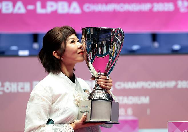 김가영이 우승 트로피에 키스하고 있다