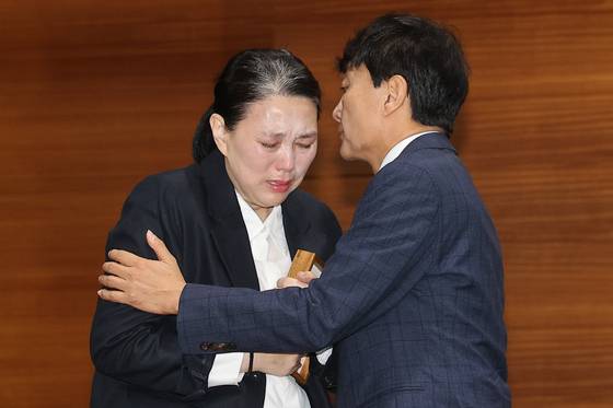 고 오요안나 명예사원증 들고 눈물 흘리는 어머니   (서울=연합뉴스) 류효림 기자 = 직장 내 괴롭힘을 호소하며 숨진 MBC 기상캐스터 오요안나 씨 어머니 장연미 씨가 15일 서울 마포구 상암동 MBC 사옥에서 고인의 명예사원증을 받은 뒤 눈물을 흘리고 있다. 2025.10.15   ryousanta@yna.co.kr (끝)  〈저작권자(c) 연합뉴스, 무단 전재-재배포, AI 학습 및 활용 금지〉