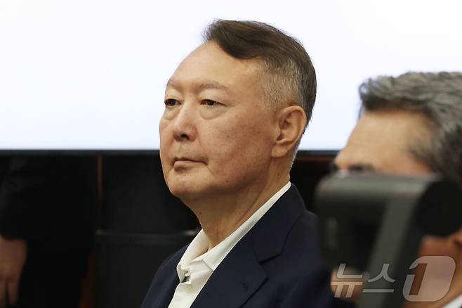 윤석열 전 대통령이 지난달 26일 서울 서초동 서울중앙지법에서 열린 특수공무집행방해 혐의 재판에 출석해 자리하고 있다./뉴스1 ⓒ News1 사진공동취재단