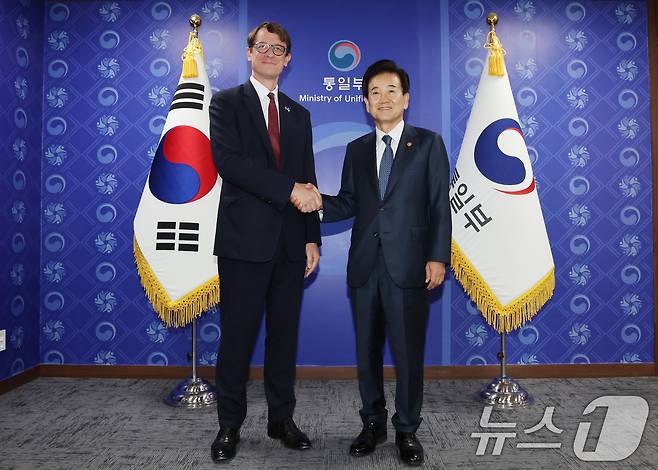 정동영 통일부 장관이 15일 서울 종로구 정부서울청사에서 필립 베르투 주한프랑스 대사를 접견하고 있다. 2025.10.15/뉴스1 ⓒ News1 임세영 기자