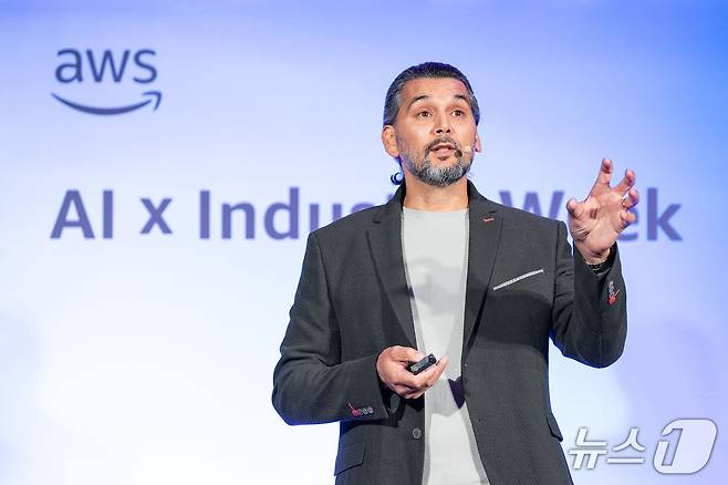 벤 카바나스(Ben Cabanas) AWS 아시아태평양·일본(APJ) 지역 글로벌 세일즈 기술 디렉터가 서울 코엑스에서 열린 AI x 인더스트리 위크에서 기조 연설을 하고 있다. 2025.10.15