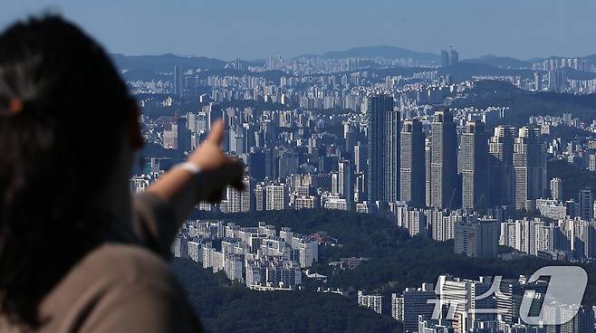 15일 경기 광주시 남한산성에서 내려다본 서울의 아파트 단지 모습. 2025.10.15/뉴스1 ⓒ News1 구윤성 기자