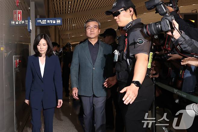 김진아 단장(외교부 2차관)과 박성주 경찰청 국가수사본부장을 비롯한 캄보디아 사태 정부합동대응팀이 15일 오후 인천국제공항 제2터미널을 통해 출국하고 있다. 2025.10.15/뉴스1 ⓒ News1 오대일 기자