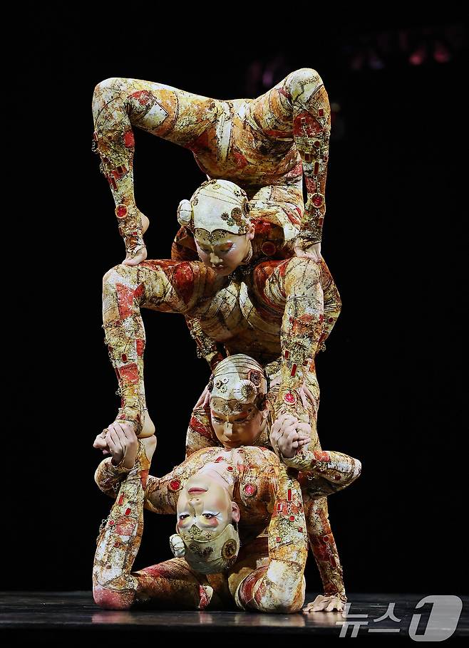 15일 오후 서울 송파구 잠실종합운동장 내 빅탑에서 열린 태양의서커스 '쿠자(KOOZA)' 프레스컨퍼런스에서 배우들이 화려한 서커스 공연을 선보이고 있다. 2025.10.15/뉴스1 ⓒ News1 구윤성 기자