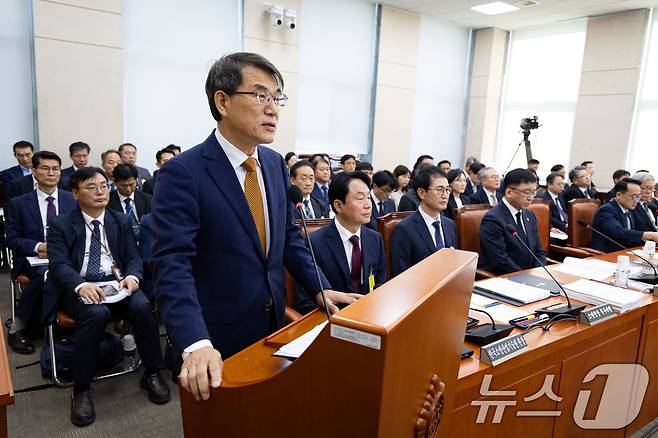 노태악 중앙선거관리위원장이 15일 서울 여의도 국회에서 열린 행정안전위원회의 중앙선거관리위원회 등에 대한 국정감사에 출석해 인사말을 하고 있다. 2025.10.15/뉴스1 ⓒ News1 유승관 기자