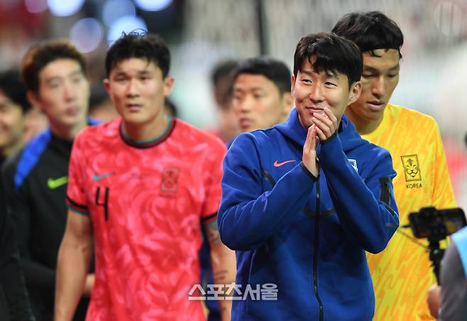손흥민이 14일 서울월드컵경기장에서 열린 남자 축구 국가대표 평가전 파라과이와 경기 후 팬들에게 인사를 하고 있다.  2025. 10. 14. 최승섭기자 thunder@sportsseoul.com