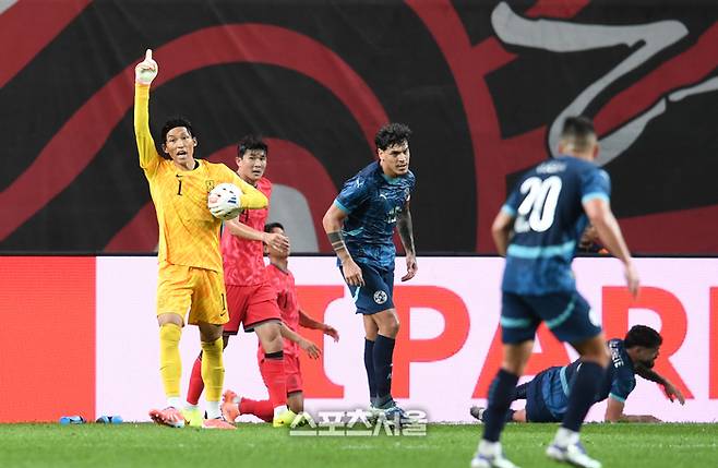 골키퍼 김승규가 14일 서울월드컵경기장에서 열린 남자 축구 국가대표 평가전 파라과이와 경기에서 골을 잡은 후 동료들에게 무엇인가 이야기를 하고 있다.  2025. 10. 14. 최승섭기자 thunder@sportsseoul.com