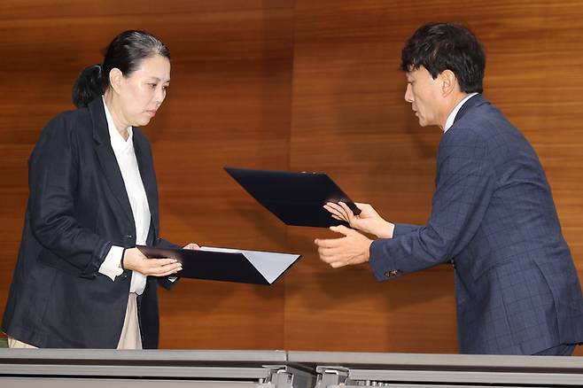 합의문 교환하는 고 오요안나 모친 장연미 씨. 사진|연합뉴스