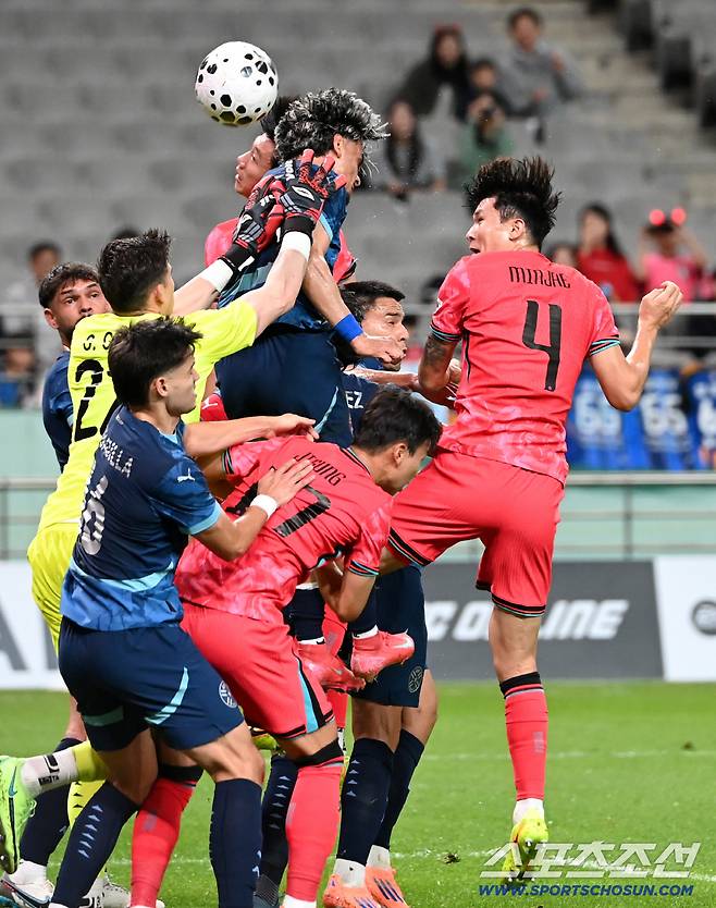 14일 서울월드컵경기장에서 열린 대한민국 축구대표팀과 파라과이의 평가전. 김민재가 헤더슛을 시도하고 있다. 상암=허상욱 기자wook@sportschosun.com/2025.10.14/