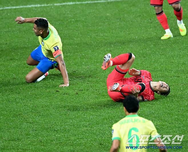 10일 서울월드컵경기장에서 열린 대한민국 축구대표팀과 브라질의 A매치 평가전, 이강인이 카세미루의 태클에 넘어지고 있다. 상암=허상욱 기자wook@sportschosun.com/2025.10.10/