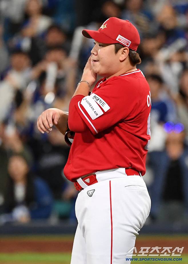 14일 대구 라이온즈파크에서 열린 삼성과 SSG의 준PO 4차전. 8회말 2사 이후 삼성 디아즈(투런포), 이재현(솔로포)를 허용한 SSG 이로운이 아쉬워하고 있다. 대구=박재만 기자 pjm@sportschosun.com/2025.10.14/