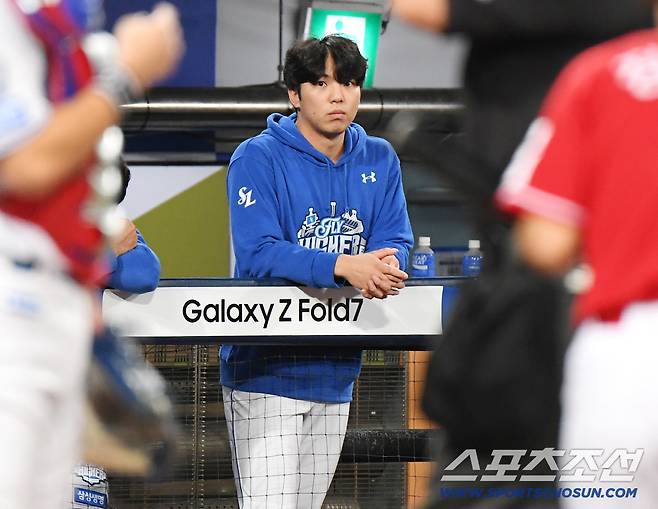 14일 대구 라이온즈파크에서 열린 SSG와 삼성의 준PO 4차전. 허리 부상으로 빠진 김영웅이 벤치에서 경기를 지켜보고 있다. 대구=정재근 기자 cjg@sportschosun.com/2025.10.14/