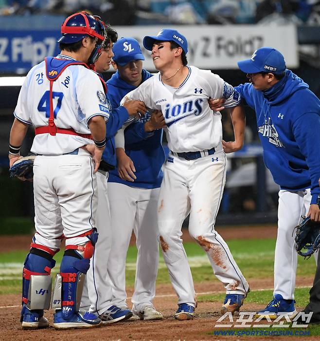 13일 대구 라이온즈파크에서 열린 삼성과 SSG의 준PO 3차전. 8회초 1사 SSG 에레디아 타구를 처리하는 과정에서 부상 당한 삼성 김영웅이 통증을 호소하고 있다. 대구=박재만 기자 pjm@sportschosun.com/2025.10.13/
