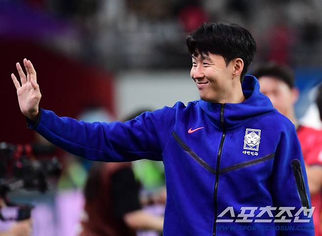 14일 서울월드컵경기장에서 열린 축구대표팀과 파라과이의 평가전. 한국이 파라과이에 2대 0으로 승리했다. 경기 종료 후 팬들에게 인사를 건네고 있는 대표팀 손흥민. 상암=송정헌 기자songs@sportschosun.com/2025.10.14/