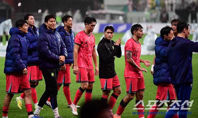 10일 오후 서울 상암동 서울월드컵경기장에서 대한민국 축구대표팀과 브라질의 A매치 평가전이 열렸다. 축구대표팀이 브라질에 0-5로 패했다. 경기 종료 후 팬들에게 인사를 하고 있는 대표팀 선수들. 상암=송정헌 기자songs@sportschosun.com/2025.10.10/