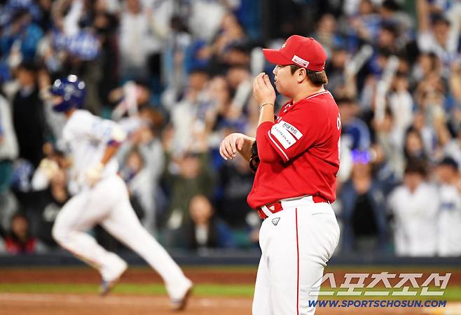 14일 대구 라이온즈파크에서 열린 삼성과 SSG의 준PO 4차전. 8회말 2사 이후 삼성 디아즈(투런포), 이재현(솔로포)를 허용한 SSG 이로운이 아쉬워하고 있다. 대구=박재만 기자 pjm@sportschosun.com/2025.10.14/
