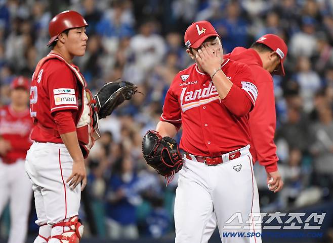 14일 대구 라이온즈파크에서 열린 SSG와 삼성의 준PO 4차전. 8회말 이로운이 디아즈와 이재현에게 홈런을 허용한 후 강판되고 있다. 대구=정재근 기자 cjg@sportschosun.com/2025.10.14/