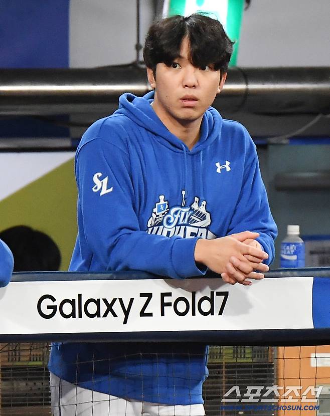 14일 대구 라이온즈파크에서 열린 SSG와 삼성의 준PO 4차전. 허리 부상으로 빠진 김영웅이 벤치에서 경기를 지켜보고 있다. 대구=정재근 기자 cjg@sportschosun.com/2025.10.14/