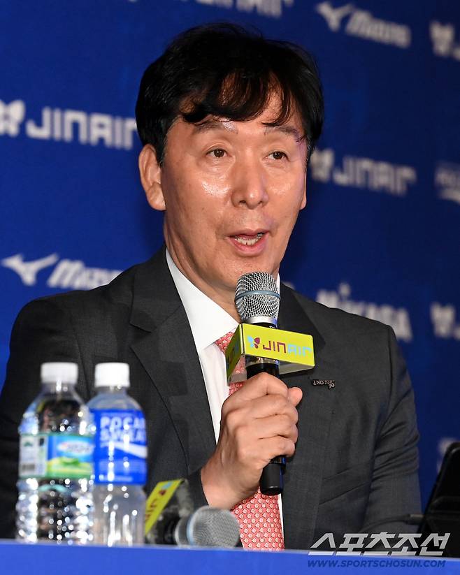 15일 리베라호텔에서 열린 V리그 남자부 미디어데이, OK저축은행 신영철 감독이 인사말을 하고 있다. 허상욱 기자wook@sportschosun.com/2025.10.15/