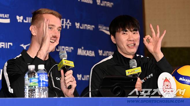 15일 리베라호텔에서 열린 V리그 남자부 미디어데이, OK저축은행 오데이와 전광인이 구호를 선보이고 있다. 허상욱 기자wook@sportschosun.com/2025.10.15/