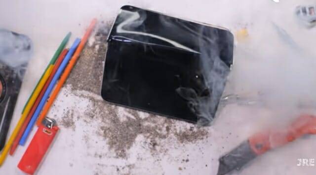 구글 픽셀10 프로 폴드가 내구성 테스트 도중 배터리에 불이 붙었다. (사진=유튜브 @JerryRigEverything)