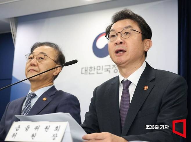 이억원 금융위원장이 15일 서울 종로 정부서울청사에서 열린 주택시장 안정화 대책 합동브리핑에 참석, 부동산 대책을 발표하고 있다. 이날 발표에는 구윤철 경제부총리 겸 기획재정부 장관을 비롯해 김윤덕 국토교통부 장관, 윤창렬 국무조정실장, 임광형 국세청장이 참석했다. 2025.10.15 조용준 기자