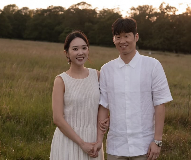 전 국가대표 축구선수 박지성(44)와 배우자 김민지(40) 전 SBS 아나운서(왼쪽)는 결혼반지로 까르띠에를 선택했다. 김민지 SNS