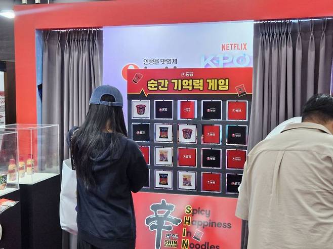 1층 '딜라이트 존' 내 농심 부스에서 순간 기억력 게임 체험 이벤트를 진행 중인 고객. 사진=박재현 기자