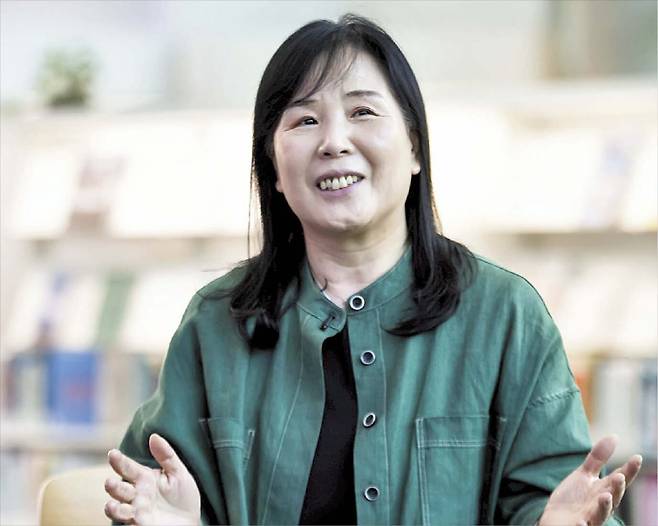 더라이브러리신구문화상 ‘올해의 사서’에 선정된 박영애 경기도서관 도서관운영팀장. 그는 “이제 사서도 기획을 해야 하는 시대가 왔다. 사서가 끊임없이 배우고 공부해야 도서관이 살아남을 수 있다”고 했다.