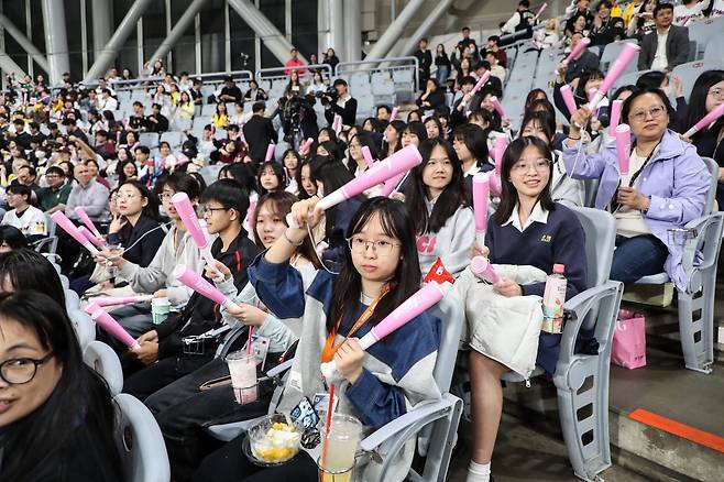 한국 야구장 관광 상품으로 야구장을 찾은 대만 학생들. /한국관광공사