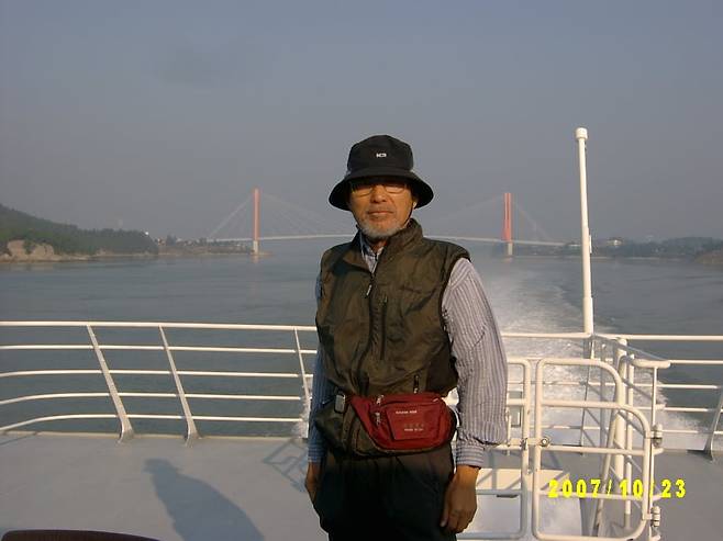 목포에서 추자도로 가는 선상에 선 강정길 장로. /강정길 장로 제공