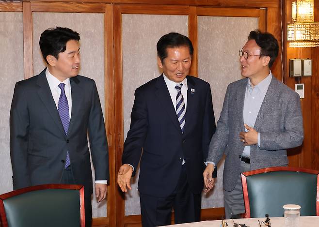 지난 12일 서울 종로구 총리공관에서 열린 고위당정협의회에서 김민석 국무총리, 강훈식 대통령 비서실장, 더불어민주당 정청래 대표가 인사를 나누고 있다. /연합뉴스