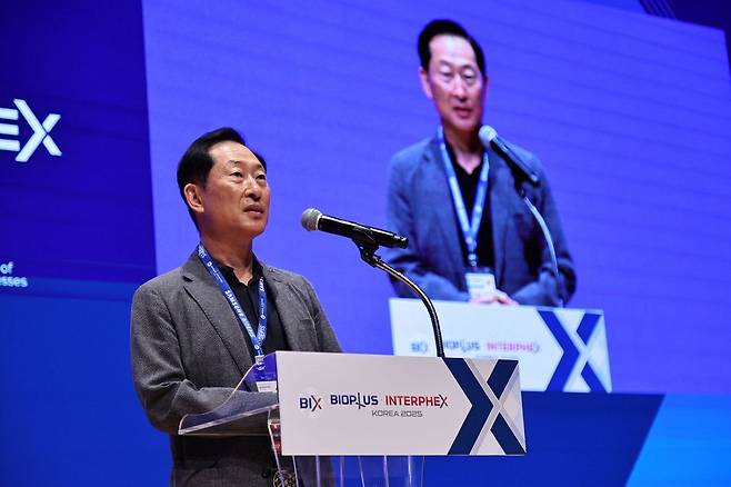 고한승 한국바이오협회 회장이 15일 서울 강남구 코엑스에서 열린 'BIX 2025'에서 개회사를 하고 있다. /한국바이오협회