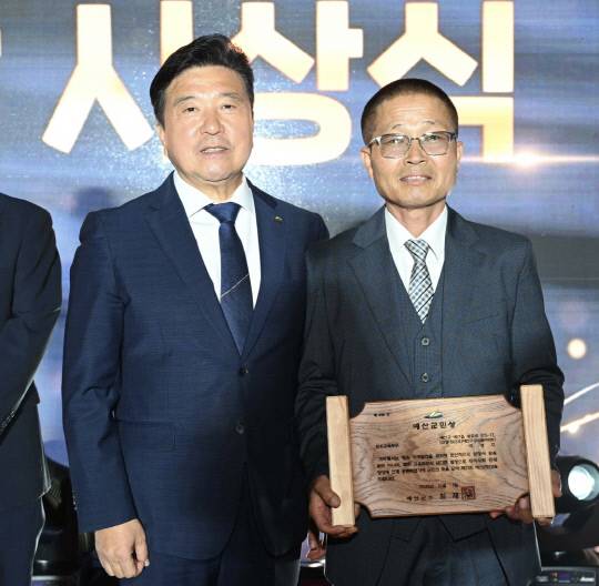 최재구(왼쪽) 예산군수는 지난 1일 예산초등학교 박영주(오른쪽) 교사에게 '제21회 예산군민상(문화교육부문)'을 수여했다. 예산군 제공