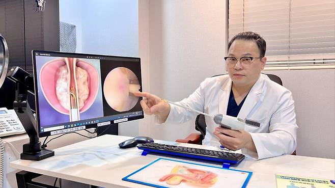 나인비뇨의학과의원 박수환 원장이 전립선비대증과 치료법에 대해 설명하고 있다.