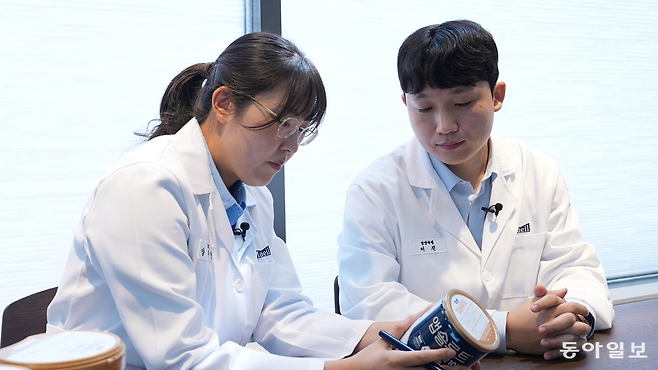 양지연 매일유업 MIC 뉴트리션연구소 팀장(왼쪽)과 이진 연구원이 최근 개발한 앱솔루트 산양100을 들고 조제분유 트렌드에 대해 설명하고 있다. 이진한 의학전문기자·의사  likeday@donga.com