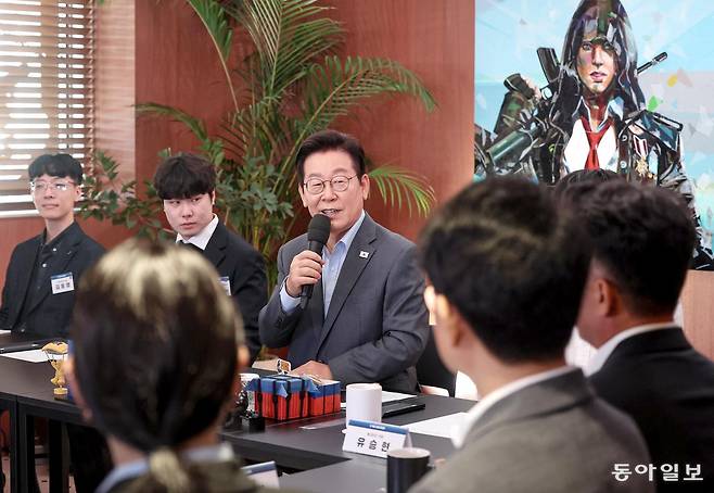 이재명 대통령이 15일 오전 서울 성동구 복합문화공간 펍지(PUBG) 성수에서 열린 K-게임현장간담회에서 모두발언을 하고 있다. 송은석 기자 silverstone@donga.com