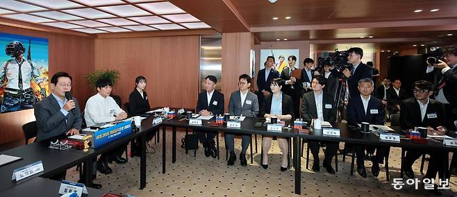 이재명 대통령이 15일 오전 서울 성동구 복합문화공간 펍지(PUBG) 성수에서 열린 K-게임현장간담회에서 모두발언을 하고 있다. 송은석 기자 silverstone@donga.com