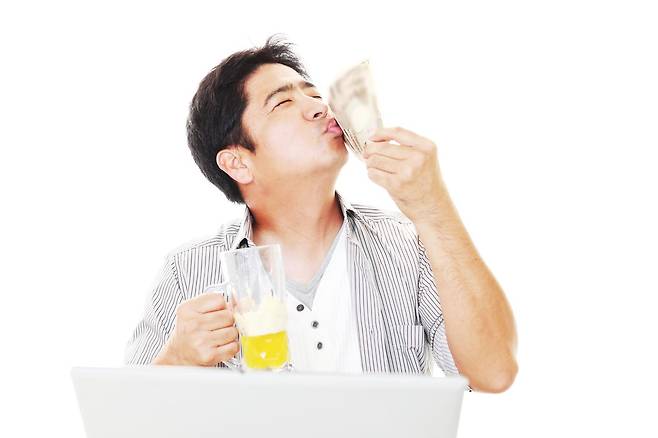 2년 새 억대 유튜버가 63% 늘며 4000명을 돌파했다. 남녀 모두 30대가 가장 많았으며, 전체 신고 수입은 1조7000억 원을 넘어섰다. 사진=게티이미지뱅크