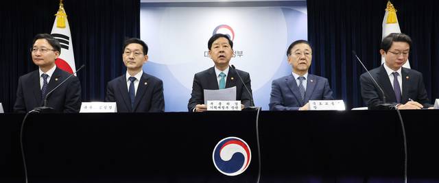 임광현(왼쪽부터) 국세정창, 윤창렬 국무조정실장, 구윤철 경제부총리, 김윤덕 국토교통부 장관, 이억원 금융위원장이 15일 서울 종로구 정부서울청사에서 주택시장 안정화 대책 관계부처 합동브리핑을 하고 있다. [연합뉴스]