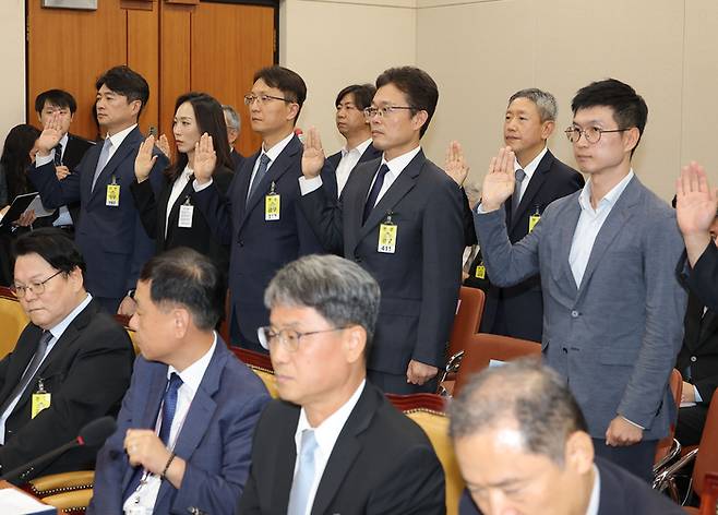 14일 서울 여의도 국회 과학기술정보방송통신위원회에서 열린 2025년도 국정감사에서 박대준 쿠팡 대표이사, 이상록 한국TV홈쇼핑 협회장, 이현석 KT 부사장을 비롯한 참석 증인들이 선서를 하고 있다. 〈자료 연합뉴스〉