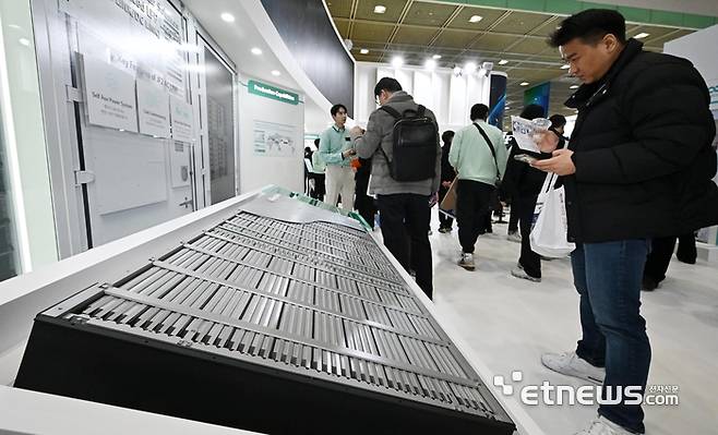 참관객이 지난 3월에 열린 '인터배터리 2025'에서 LG에너지솔루션의 에너지저장장치(ESS)용 JF2 배터리 팩을 살펴보고 있다. 이동근기자 foto@etnews.com