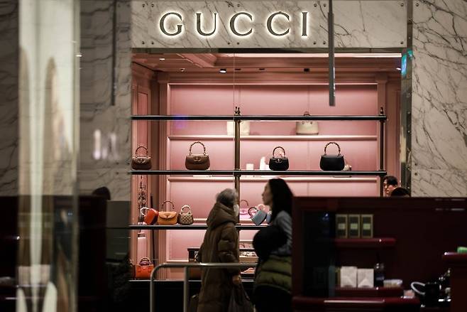 지난 1월 7일 서울시내 구찌 매장 앞에서 시민들이 이동하고 있다. /사진=뉴시스