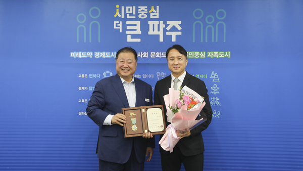 김경일 파주시장(왼쪽), 황보관 초대 파주시민축구단 단장.