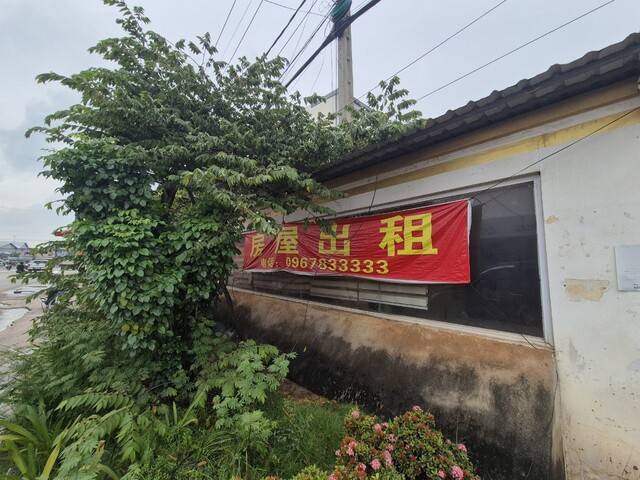 캄보디아 프놈펜의 원구단지 출입구에 중국어로 ‘방 빌려드립니다’라는 홍보 문구가 적힌 플래카드가 걸려 있다. 정인선 기자