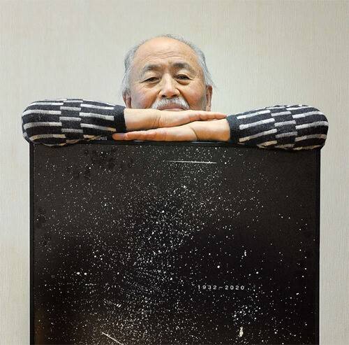 2013년 한겨레와 한 인터뷰 때 포즈를 취한 생전 육명심 작가. 한겨레 자료사진