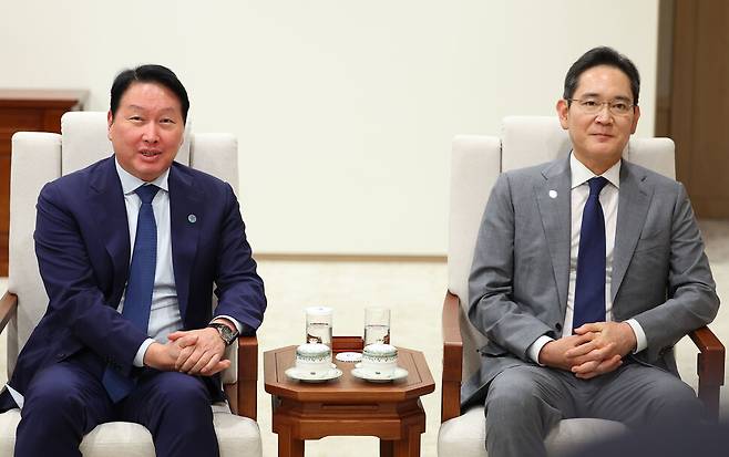 지난 1일 용산 대통령실에서 열린 이재명 대통령과 오픈AI 샘 올트먼 대표의 접견에 참석한 최태원 SK그룹 회장이 발언하고 있다. 오른쪽은 이재용 삼성전자 회장. 연합뉴스