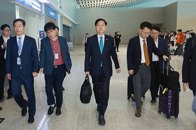 ‘주요 20개국(G20) 재무장관·중앙은행총재 회의’와 ‘국제통화기금(IMF)·세계은행(WB) 연차총회’ 참석을 위해 구윤철 부총리 겸 기획재정부 장관이 15일 인천국제공항 제2여객터미널을 통해 미국 워싱턴디시로 출국하고 있다. 연합뉴스